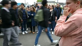 Des parents devant le collège-lycée de Nantes où une élève a été tuée et trois autres élèves blessé, le 24 avril 2025. (Illustration)
