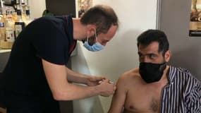 Un client du Diplomate, quartier Fives à Lille, reçoit une dose de vaccin. Le bar-tabac s'est transformé en centre de vaccination éphémère ce samedi.