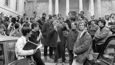 Daniel Cohn-Bendit s'adresse à des étudiants devant la Sorbonne, le 3 mai 1968 à Paris.