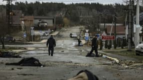 Des cadavres dans une rue de Boutcha, près de Kiev, le 2 avril 2022