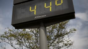 Un thermomètre affichant 44 °C à Séville, en Espagne, le 12 juillet 2022