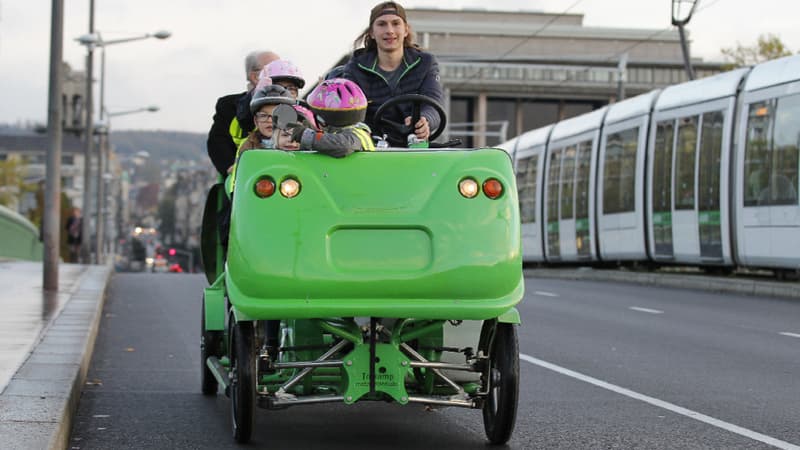 Les mobilités actives, ici un Cyclo-bus de la société S'cool bus, restent peu pratiqués en France pour accompagner les enfants à l'école.