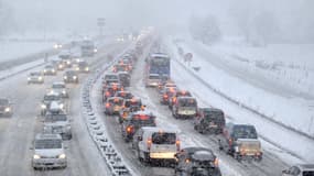 Des chutes de neige avaient bloqué les automobilistes sur les routes près d'Albertville le 27 décembre 2014.