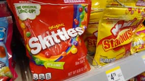 Des paquets de Skittles, qui possèdent des colorants alimentaires sont présentés à la vente dans un magasin Target le 30 mai 2023 à Los Angeles, Californie.  