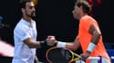 Rafael Nadal (droite) et  l'Italien Fabio Fognini se serrent la main après la victoire de l'Espagnol en 8es de finale de l'Open d'Australie le 15 février 2021 à Melbourne