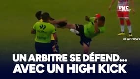 Un arbitre se défend... avec un high-kick