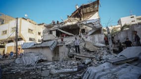 Des Palestiniens arrivent sur les lieux de l'attaque pour inspecter la zone après une attaque menée par l'armée israélienne contre une maison appartenant à la famille Al Masri dans le centre de la ville de Gaza, à Gaza, le 20 août 2025.