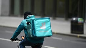 Un livreur Deliveroo à vélo, le 26 mars 2021 à Londres (photo d'illustration).