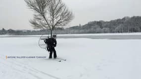 Dans le Bois de Boulogne, il fait du ski à 70 km/h grâce à un paramoteur