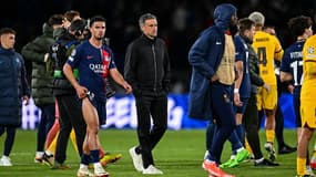 Luis Enrique avec Warren Zaïre-Emery après PSG-Barça, à Paris le 10 avril 2024