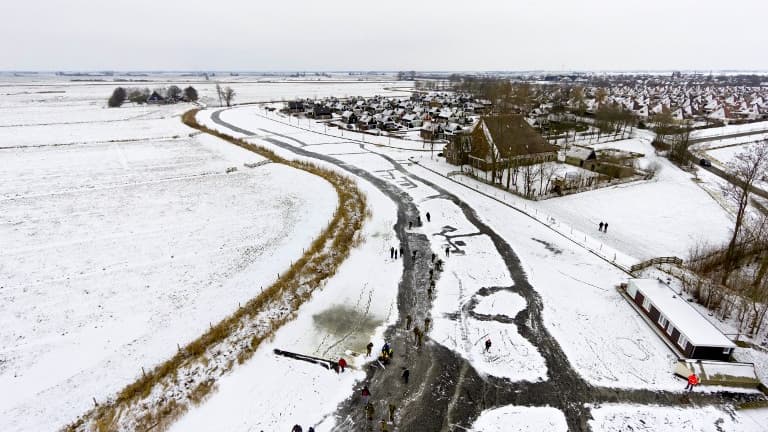 200 kilomètres de course sur les canaux, rivières et lacs gelés de la région de Frise