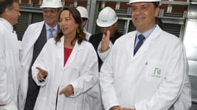 Luc Remont (D) le 4 septembre 2014, alors président de Schneider Electric France, avec la ministre de l'Écologie Ségolène Royal, et le président-directeur général de Schneider Electric Jean-Pascal Tricoire, à Rueil-Malmaison, en région parisienne