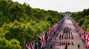 Lors d'une procession solennelle au déroulé millimétré, le cercueil de la reine Elizabeth II a quitté le palais de Buckingham ce mercredi