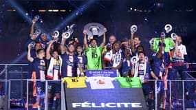 Marquinhos lève le trophée Hexagoal pour fêter le titre de champion de France 2022-2023 du PSG, le 3 juin 2023