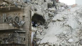 Des "casques blancs" à la recherche de victimes d'un immeuble effondré à Alep, le 17 octobre 2016