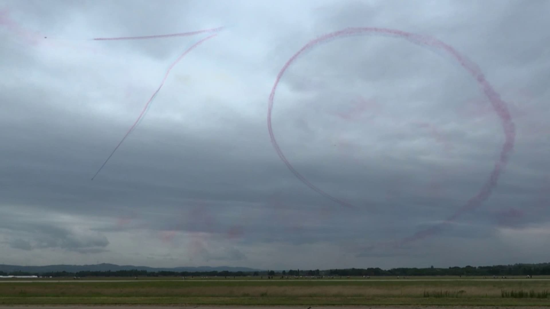 Un 70 dessiné dans le ciel par la patrouille de France pour son 70e anniversaire, à Salon-de-Provence, en mai 2023 Un 70 dessiné dans le ciel par la patrouille de France pour son 70e anniversaire, à Salon-de-Provence, en mai 2023