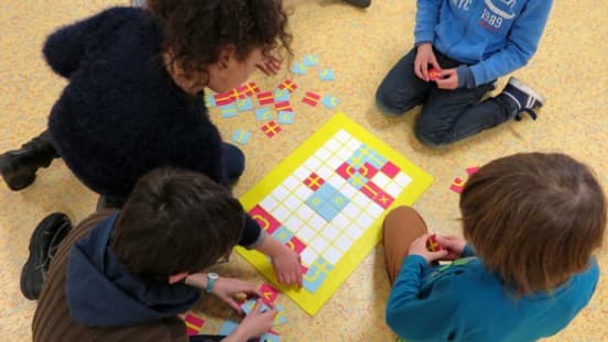 Des enfants élaborent leur espace de récréation avec le jeu Pazapa, de Célia Ferrer. Des enfants élaborent leur espace de récréation avec le jeu Pazapa, de Célia Ferrer.