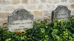 La tombe du peintre Vincent Van Gogh (g) et celle de son frère Théo Van Gogh au cimetière d'Auvers-sur-Oise.