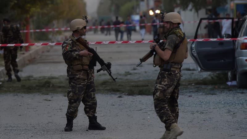 Des soldats afghans surveillent le lieu d'une explosion.