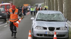 La mortalité routière en France a baissé de 8% en janvier par rapport au même mois l'année dernière, selon le ministère de l'Intérieur. Le nombre de personnes tuées sur les routes s'établit à 298, contre 324 en janvier 2011. /Photo d'archives/REUTERS/Laur