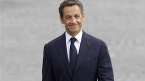 La cote de popularité de Nicolas Sarkozy reste stable en juillet à 34% d'opinions positives contre 66% de négatives, les mêmes chiffres que juin, dans le baromètre Ifop pour le Journal du dimanche. /Photo prise le 14 juillet 2010/REUTERS/Benoît Tessier