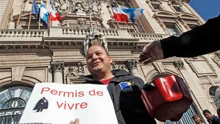 Une centaine de personnes ont manifesté et mendié symboliquement jeudi devant la mairie de Marseille pour protester contre un arrêté anti-mendicité pris par la municipalité. /Photo prise le 20 octobre 2011/REUTERS/Jean-Paul Pélissier