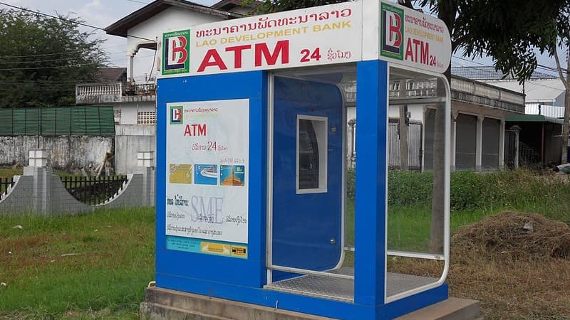 Une cabine de retrait bancaire à Savannakhet au Laos. 