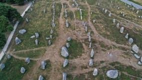 Vue aérienne d'un alignement de menhirs à Carnac en 2019