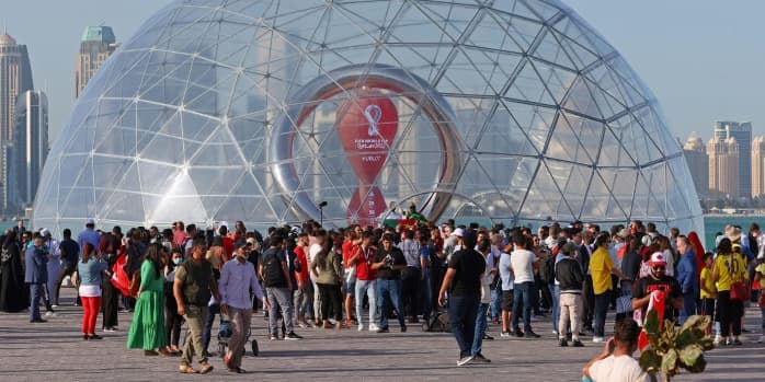 Le dôme affichant le compte à rebours de la Coupe du Monde au Qatar est installé dans la capitale Doha, le 30 mars 2022 