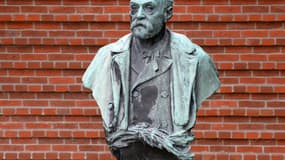 Une statue d'Alfred Nobel devant l'Institut Karolinska qui vient de décerner le prix Nobel de médecine. 