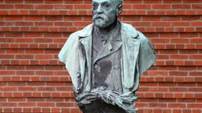 Une statue d'Alfred Nobel devant l'Institut Karolinska qui vient de décerner le prix Nobel de médecine. 