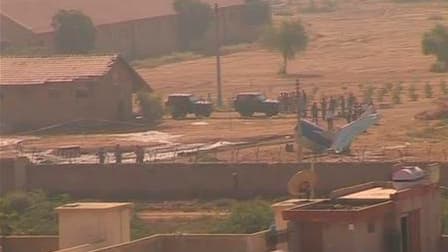 Un petit avion charter affrété par la compagnie pétrolière italienne ENI s'est écrasé peu après son décollage de l'aéroport de Karachi au Pakistan tuant les 21 passagers à son bord. /Image vidéo tournée le 5 novembre 2010/REUTERS/Reuters TV