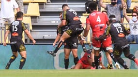 Ihaia West félicité lors du match La Rochelle - Toulon en Top 14, le 5 septembre 2020
