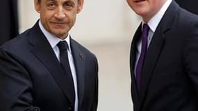 Nicolas Sarkozy et le Premier ministre britannique David Cameron à l'Elysée. Le président français a déclaré que l'opération militaire aérienne pour empêcher les forces de Mouammar Kadhafi de s'en prendre à la population libyenne avait commencé, mais la p