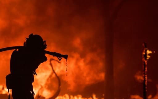Un pompier lutte contre un incendie dans la région viticole de Napa (Californie) le 9 octobre 2017 Un pompier lutte contre un incendie dans la région viticole de Napa (Californie) le 9 octobre 2017