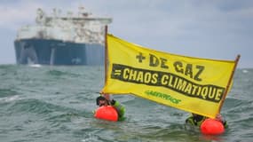 Des militants de Greenpeace France déploient une banderole près du méthanier de TotalEnergies Cape Ann qui s'apprête à entrer dans le port du Havre, le 18 septembre 2023