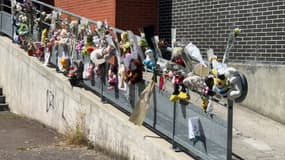 Des fleurs et des peluches déposées en hommage à Ruby, fillette de deux ans et demi découverte morte au domicile de sa mère à Seclin (Nord) jeudi 24 août 2023.