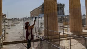 "Les arrivées seront en baisse d'au moins 70%", a affirmé à la chaîne privée grecque Skai TV  un représentant des hôteliers, Grigoris Tasios, ajoutant qu'au maximum huit à neuf millions de visiteurs étaient attendus cette année.