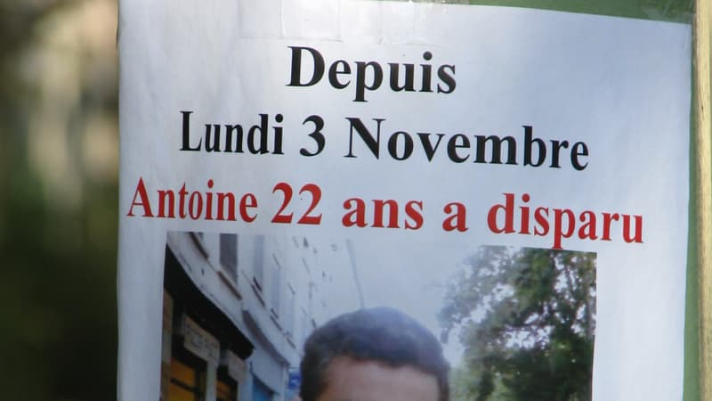 Un avis de recherche placardé par des proches d'un jeune homme majeur disparu sur un poteau.