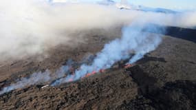 Vue aérienne du Piton de La Fournaise en éruption, le 13 juillet 2018 à La Réunion