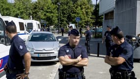 Des policiers devant le commissariat de Trappes, lors d'une précédente affaire.