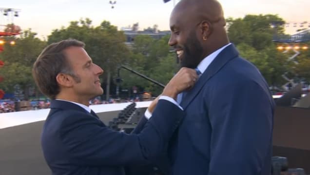 Emmanuel Macron remet la cravate de Teddy Riner avant de le décorer, "Parade des champions", 14 septembre 2024