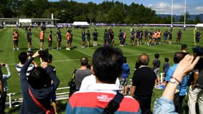 Les Bleus face aux supporters au Japon
