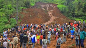 Des habitants rassemblés au pied d'un glissement de terrain qui s'est produit dans le district de Geze-Gofa, en Ethiopie, le 23 juillet 2024