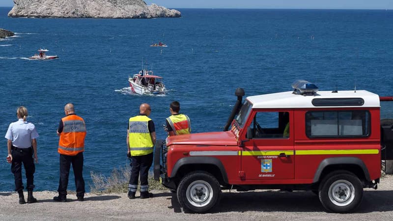 Des pompiers observent des bateaux de recherche dans les calanques marseillaises (Mai 2015)