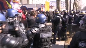Des heurts ont éclaté entre les forces de l'ordre et des manifestants à Paris, en marge du cortège des lycéens.