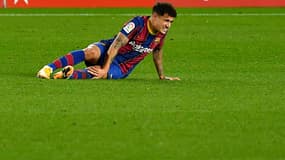 Philippe Coutinho se tient le genou gauche lors de Barça-Eibar