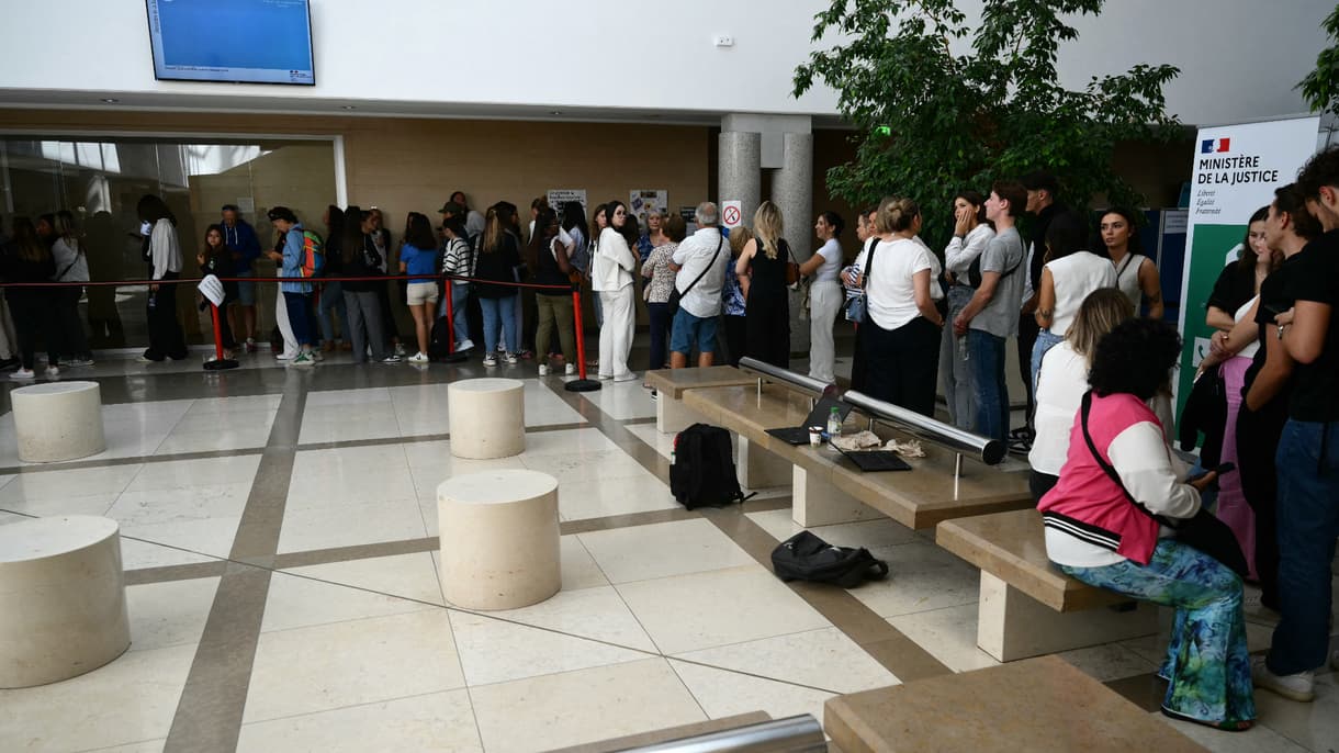 Le public faisant la queue pour assister au procès des viols de Mazan au tribunal judiciaire d'Avignon.
