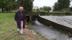 La maire de la commune de La Chèze (Côte d'Armor) longeant la rivière du Lié, fin septembre 2022.