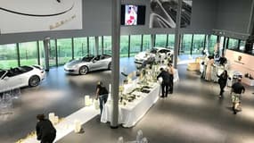 C'est la première fois que la concession accueille un mariage dans ses locaux, au milieu des 911 et 718.